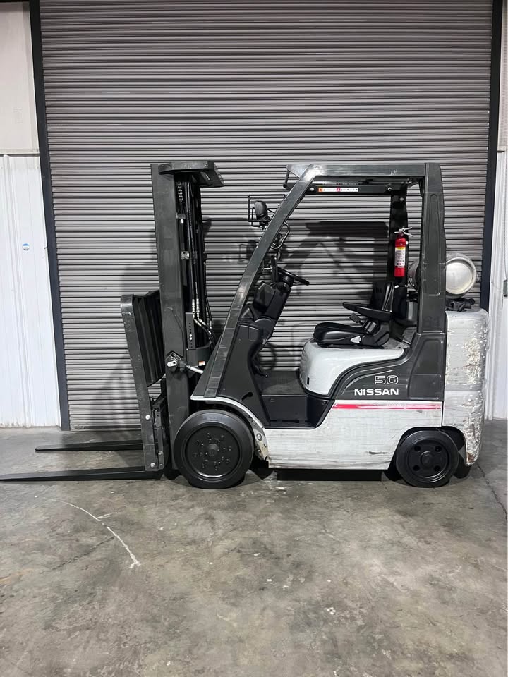 5k Indoor Nissan LP Forklift w/ Triple Mast Side Shift & Brand New Tires