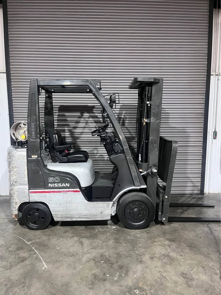 5k Indoor Nissan LP Forklift w/ Triple Mast Side Shift & Brand New Tires