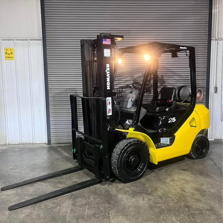 2014 Komatsu 5k Pneumatic Indoor/Outdoor Construction Forklift w/Triple Mast & Side Shift