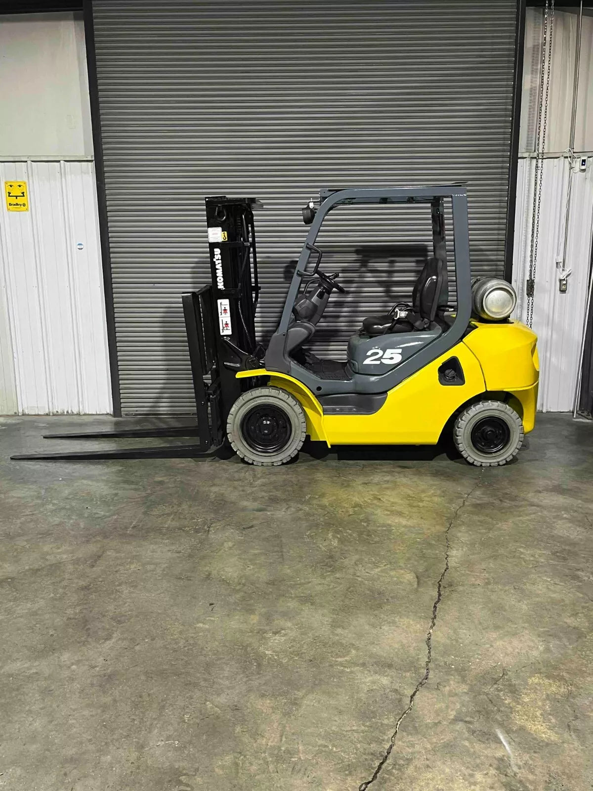 2014 Komatsu Dual Fuel Pneumatic Forklift w/ Triple Mast & Side Shift 5000 lbs