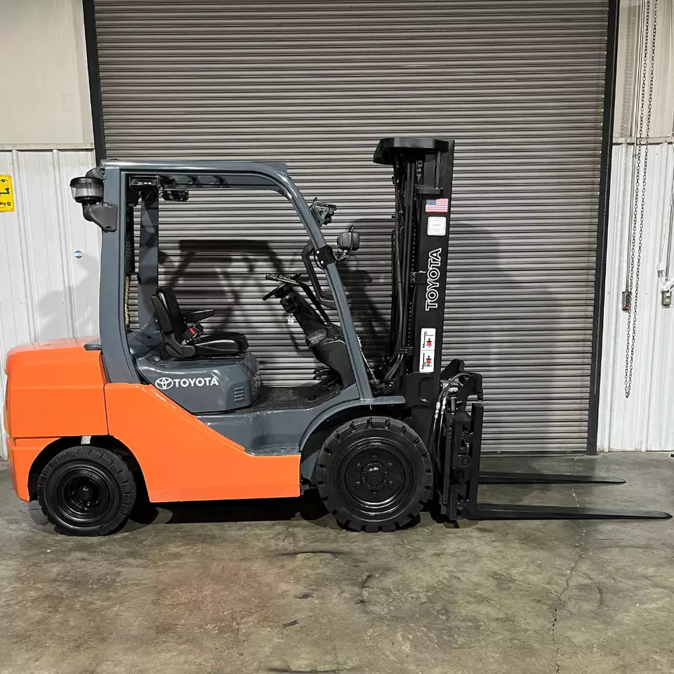 2015 Toyota Forklift w/ Triple Mast Side Shift & Squeeze Shift 6500Lbs